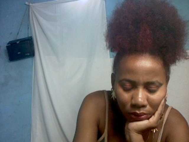 le modèle Fabrilla est en webcam porno dans un show sur le site bongacams, il possède les tags suivants: Ebony,Brunette,Shaved