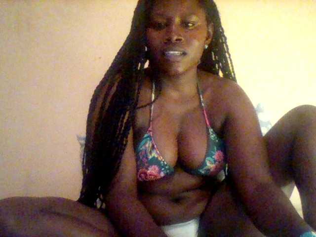 le modèle Loviett52 est en webcam porno dans un show sur le site bongacams, il possède les tags suivants: Ebony,Brunette,Trimmed