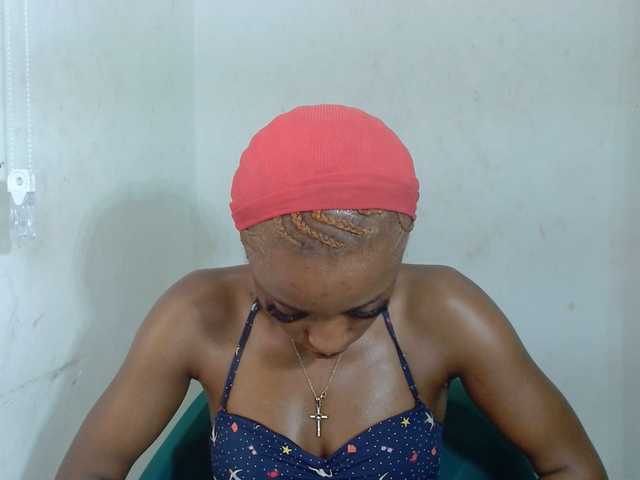 le modèle Sexybitchgirl est en webcam porno dans un show sur le site bongacams, il possède les tags suivants: Ebony,Brunette,Trimmed