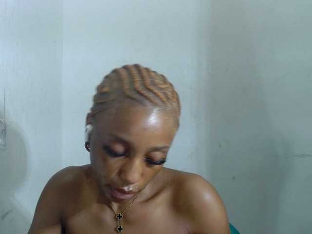 le modèle Sexybitchgirl est en webcam porno dans un show sur le site bongacams, il possède les tags suivants: Ebony,Brunette,Trimmed