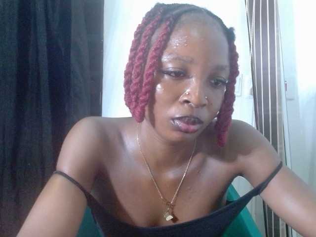 le modèle Juicyxcunt est en webcam porno dans un show sur le site bongacams, il possède les tags suivants: Ebony,Brunette,Trimmed