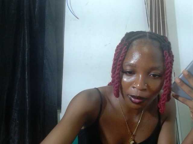 le modèle Juicyxcunt est en webcam porno dans un show sur le site bongacams, il possède les tags suivants: Ebony,Brunette,Trimmed