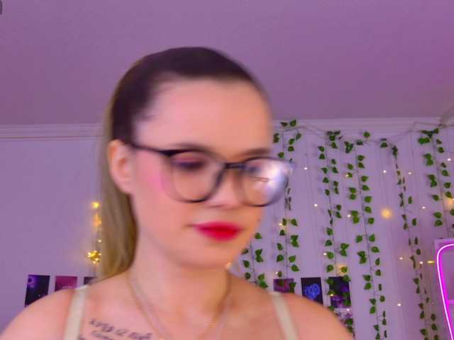 le modèle KellyHayden est en webcam porno dans un show sur le site bongacams, il possède les tags suivants: White/Caucasian,Blonde,Trimmed