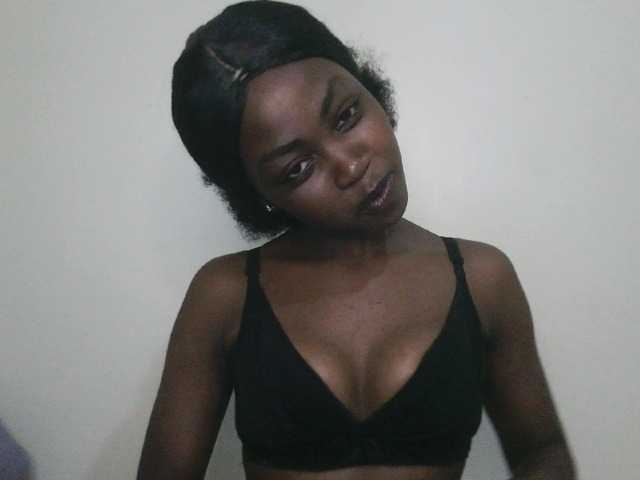 le modèle Prettyshanz1 est en webcam porno dans un show sur le site bongacams, il possède les tags suivants: Ebony,Brunette,Trimmed