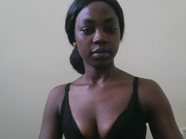 le modèle Prettyshanz1 est en webcam porno dans un show sur le site bongacams, il possède les tags suivants: Ebony,Brunette,Trimmed