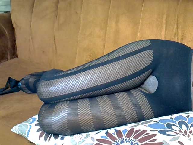 le modèle Petitecharm est en webcam porno dans un show sur le site bongacams, il possède les tags suivants: Ebony,Brunette,Trimmed