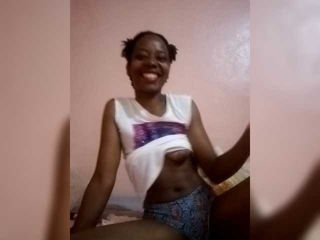 le modèle Deshlii est en webcam porno dans un show sur le site bongacams, il possède les tags suivants: Ebony,Brunette,Shaved