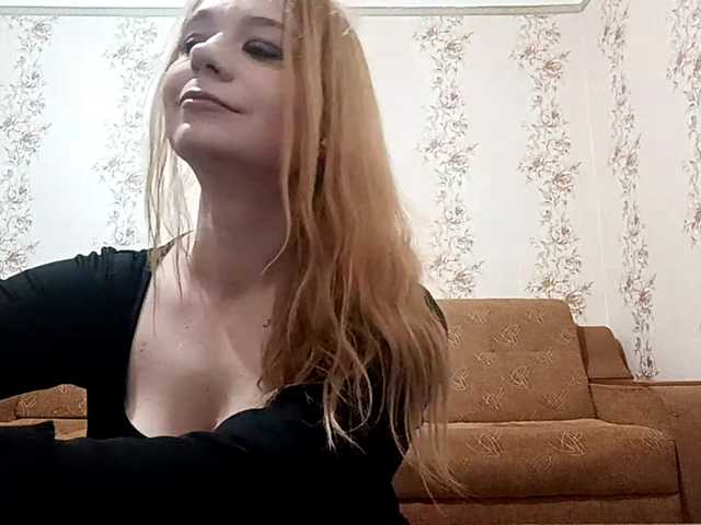 EmileeBlossom's BongaCams show and profile