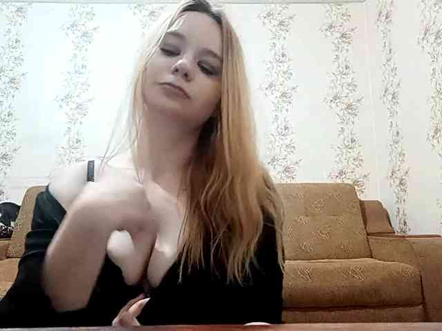 EmileeBlossom webcam