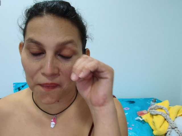 le modèle carlaantonelli est en webcam porno dans un show sur le site bongacams, il possède les tags suivants: Latino/Hispanic,Brunette,Trimmed