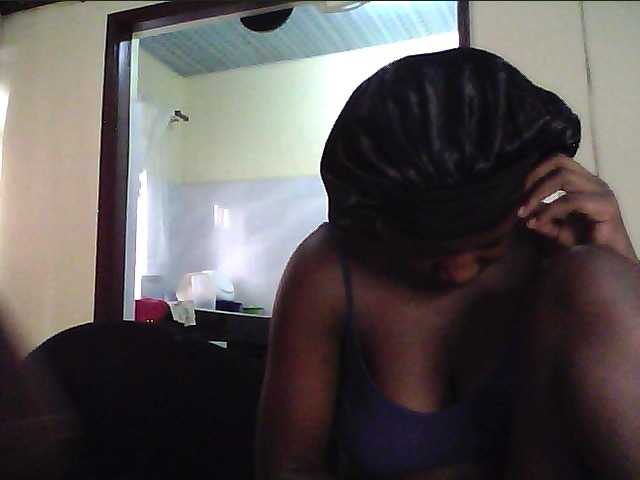 le modèle Hollykings est en webcam porno dans un show sur le site bongacams, il possède les tags suivants: Ebony,Brunette,Trimmed