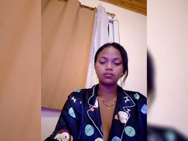 le modèle Annah261 est en webcam porno dans un show sur le site bongacams, il possède les tags suivants: Ebony,Brunette,Shaved