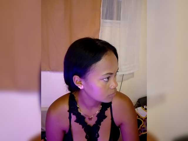 le modèle Annah261 est en webcam porno dans un show sur le site bongacams, il possède les tags suivants: Ebony,Brunette,Shaved