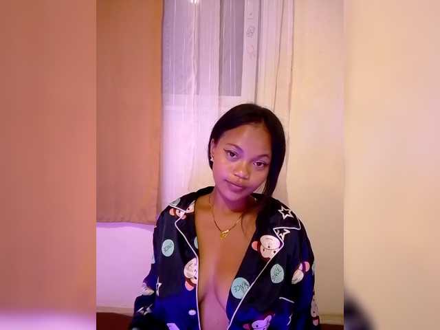 le modèle Annah261 est en webcam porno dans un show sur le site bongacams, il possède les tags suivants: Ebony,Brunette,Shaved