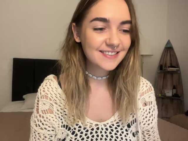 RoxyHorny's BongaCams show and profile