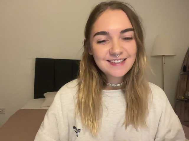 RoxyHorny's BongaCams show and profile