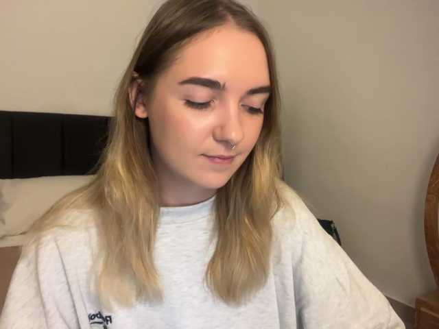 RoxyHorny's BongaCams show and profile