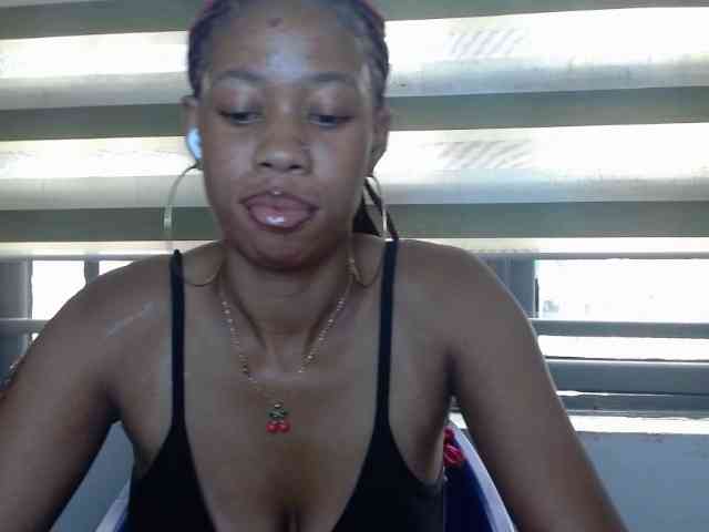 Juicynpink Live Webcam on BongaCams