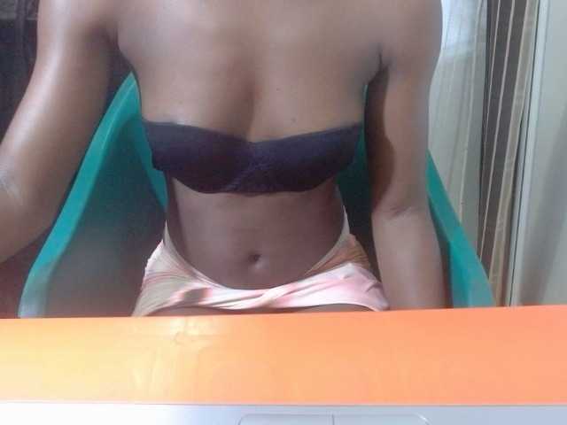 le modèle Juicynplum est en webcam porno dans un show sur le site bongacams, il possède les tags suivants: Ebony,Brunette,Trimmed