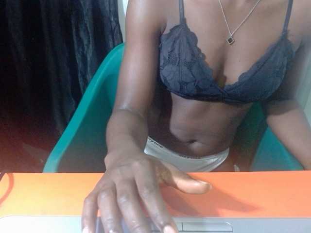 Juicynplum's BongaCams show and profile