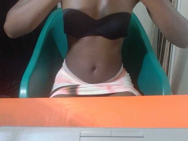 le modèle Juicynplum est en webcam porno dans un show sur le site bongacams, il possède les tags suivants: Ebony,Brunette,Trimmed