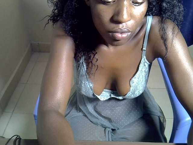 le modèle Prettyeviey est en webcam porno dans un show sur le site bongacams, il possède les tags suivants: Ebony,Brunette,Trimmed