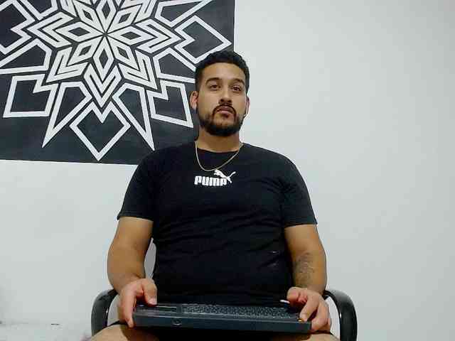 christopher-denn... Live Webcam on BongaCams