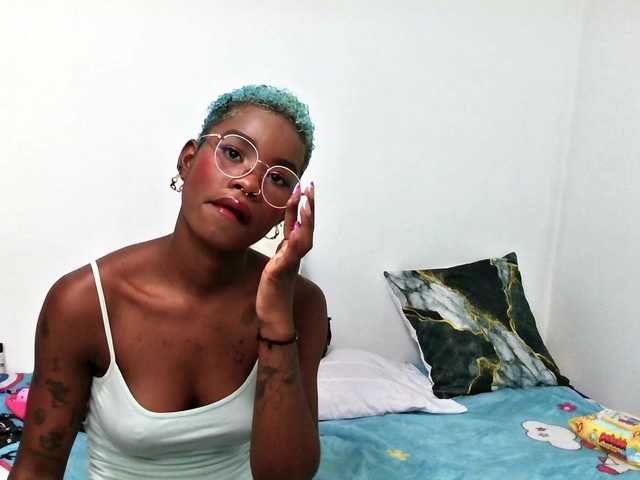 le modèle SaraBrown-18 est en webcam porno dans un show sur le site bongacams, il possède les tags suivants: Ebony,Brunette,Shaved