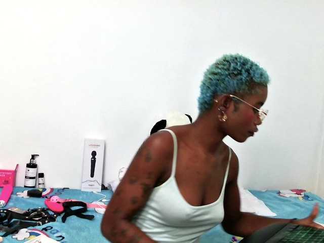 le modèle SaraBrown-18 est en webcam porno dans un show sur le site bongacams, il possède les tags suivants: Ebony,Brunette,Shaved