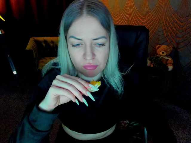 AnnaSnow's BongaCams show and profile