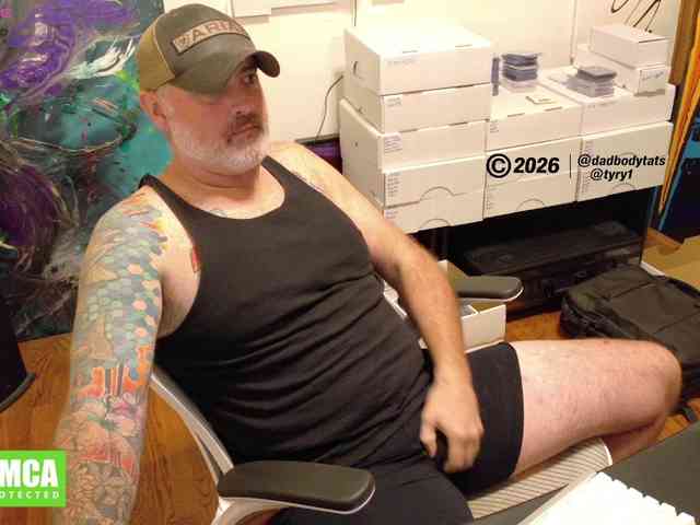 dadbodytats Live Webcam on BongaCams