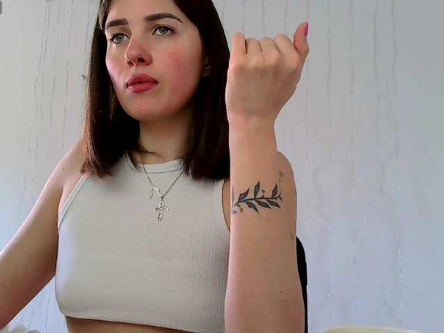 le modèle AlisskaKISka est en webcam porno dans un show sur le site bongacams, il possède les tags suivants: White/Caucasian,Brunette,Shaved