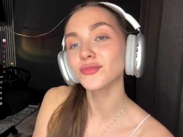 NydiaFuelling's BongaCams show and profile