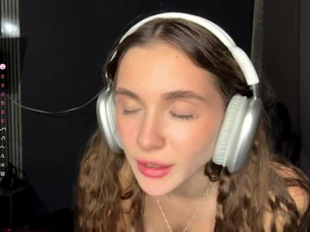 NydiaFuelling's BongaCams show and profile