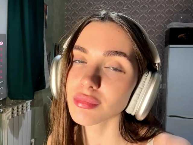 NydiaFuelling's BongaCams show and profile