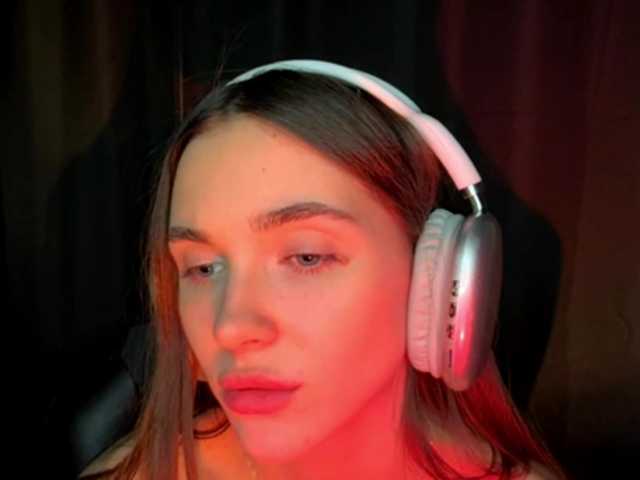 NydiaFuelling's BongaCams show and profile