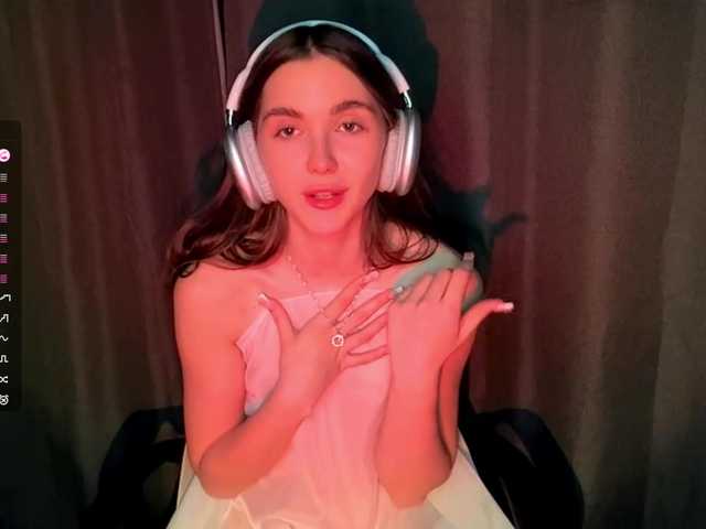 NydiaFuelling's BongaCams show and profile