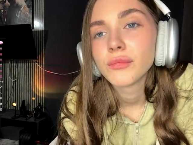 NydiaFuelling's BongaCams show and profile