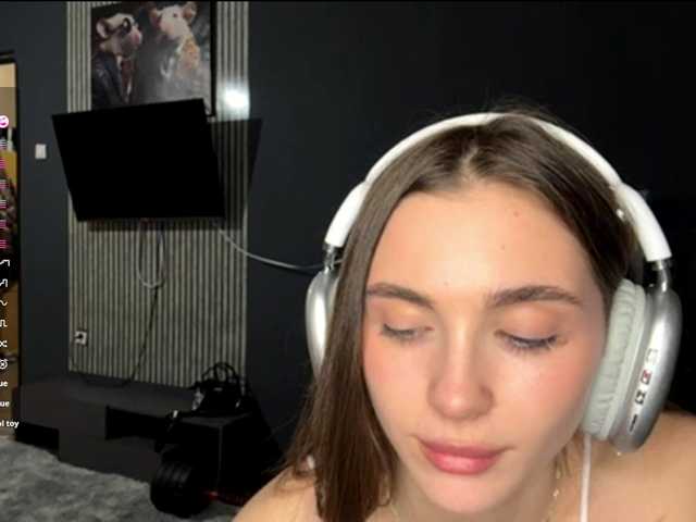 NydiaFuelling's BongaCams show and profile