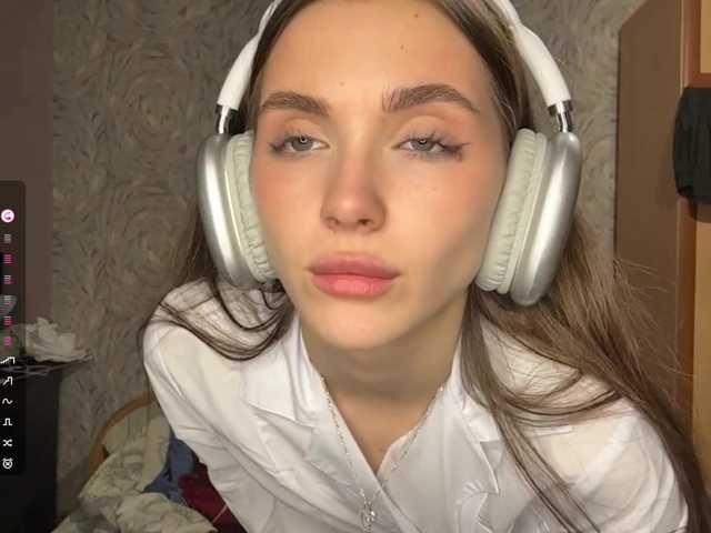 NydiaFuelling's BongaCams show and profile