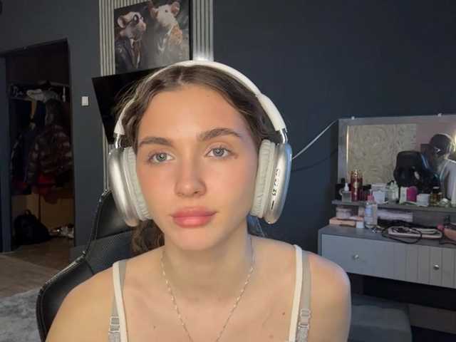 NydiaFuelling's BongaCams show and profile