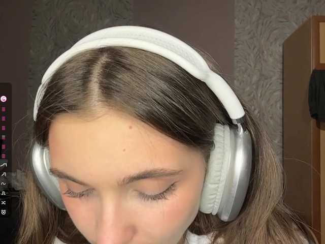 NydiaFuelling's BongaCams show and profile