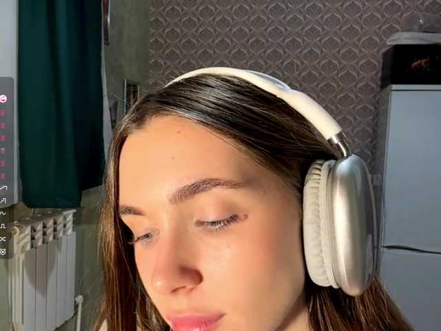 NydiaFuelling's BongaCams show and profile