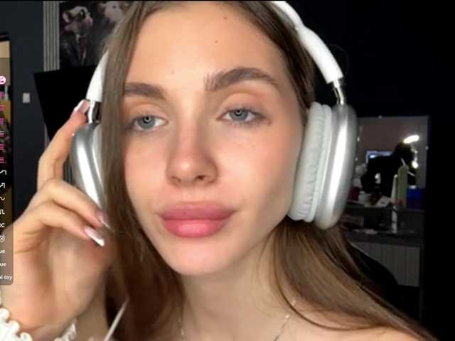 NydiaFuelling's BongaCams show and profile