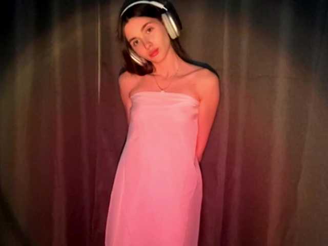 NydiaFuelling's BongaCams show and profile