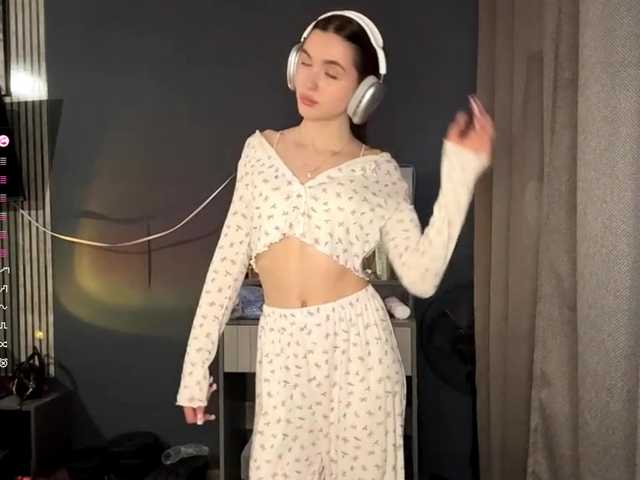 NydiaFuelling's BongaCams show and profile