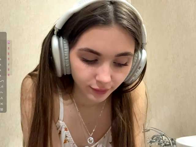 NydiaFuelling's BongaCams show and profile