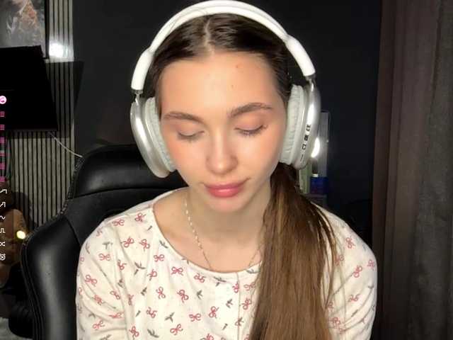 NydiaFuelling's BongaCams show and profile