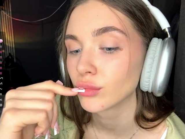 NydiaFuelling's BongaCams show and profile