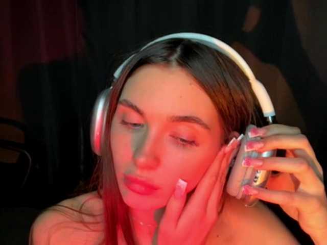 NydiaFuelling's BongaCams show and profile